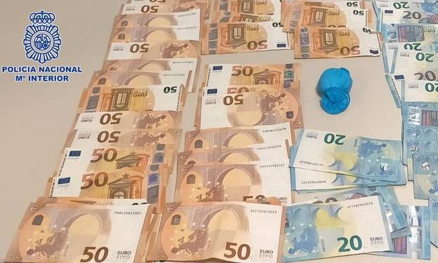 Imagen del dinero y la droga intervenida en una fotografía de a Policía Nacional de Tenerife.