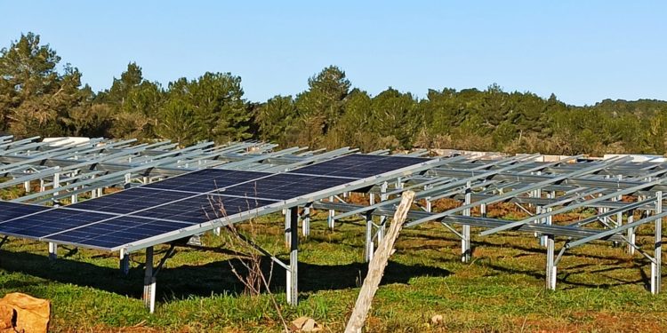 Instalación solar en el Cami Vell de Sant Mateu, imagen de archivo.