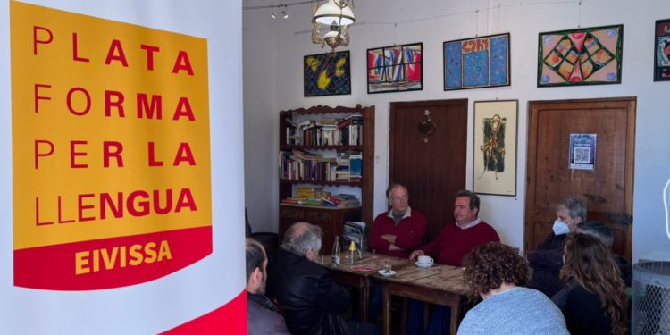 Reunió recent de l'ONG a Eivissa. Imatge cedida per Plataforma per la Llengua.
