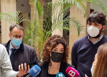 La consellera Rosario Sánchez, durant l'atenció als mitjans, acompanyada del director general d'ISBA, Jesús Fernández, i el president de l'Associació d'Estacions de Servei de les Illes Balears, Joan Mayans, després de la reunió