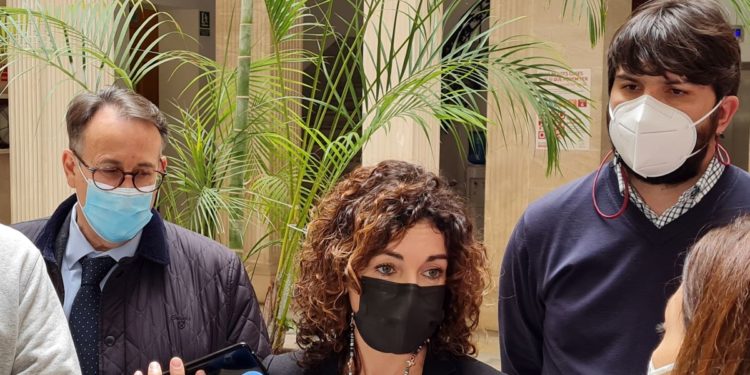 La consellera Rosario Sánchez, durant l'atenció als mitjans, acompanyada del director general d'ISBA, Jesús Fernández, i el president de l'Associació d'Estacions de Servei de les Illes Balears, Joan Mayans, després de la reunió