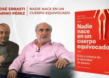 Los dos autores y el libro en una actividad de la Universidad de Deusto