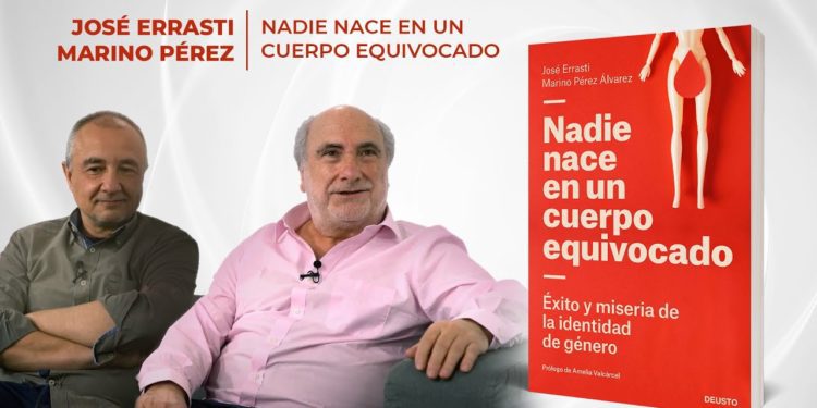 Los dos autores y el libro en una actividad de la Universidad de Deusto