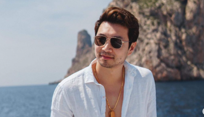 Simu Liu en Ibiza en una imagen de su Instagram.