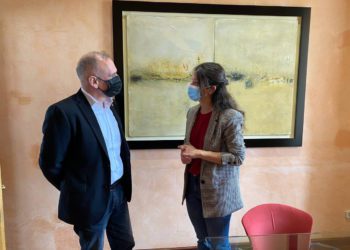 Gloria Santiago, vicepresidenta del Parlament y diputada de Unidas Podemos con Jaume Carot, rector de la UIB. Imagen UP