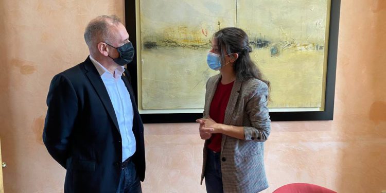 Gloria Santiago, vicepresidenta del Parlament y diputada de Unidas Podemos con Jaume Carot, rector de la UIB. Imagen UP
