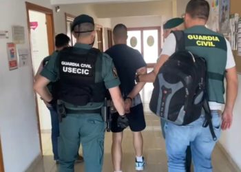 Agentes de la Guardia Civil con un detenido en Ibiza.