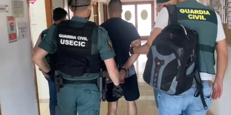 Agentes de la Guardia Civil con un detenido en Ibiza.