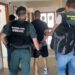 Agentes de la Guardia Civil con un detenido en Ibiza.