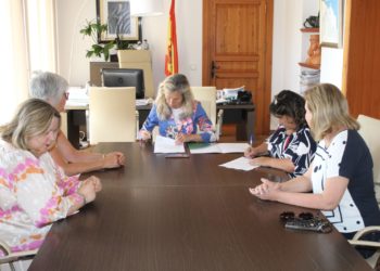 Firma de la renovación del convenio este lunes. Ayuntamiento de Santa Eulària.