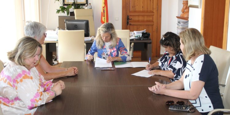 Firma de la renovación del convenio este lunes. Ayuntamiento de Santa Eulària.