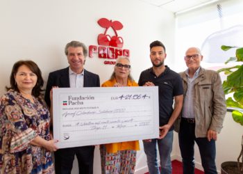 De izquierda a derecha, Susi Fresneda (presidenta de Apneef), Manolo Garí (presidente del Grupo Pacha), Alba Pau (patrona de la Fundación Pacha), Álvaro del Toro (responsable de comunicación y voluntariado de Apneef) y Cres Huertas (director de la Fundación Pacha). Imagen cedida por Apneef.