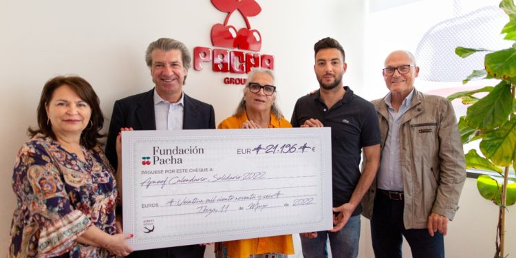 De izquierda a derecha, Susi Fresneda (presidenta de Apneef), Manolo Garí (presidente del Grupo Pacha), Alba Pau (patrona de la Fundación Pacha), Álvaro del Toro (responsable de comunicación y voluntariado de Apneef) y Cres Huertas (director de la Fundación Pacha). Imagen cedida por Apneef.