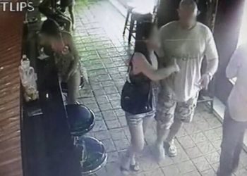 La cámara de seguridad grabo esta imagen de la mujer asesinada y su asesino saliendo de un local.