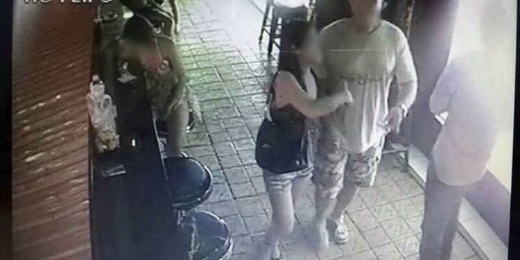 La cámara de seguridad grabo esta imagen de la mujer asesinada y su asesino saliendo de un local.