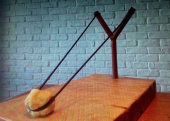 Imagen de la polémica escultura de un tirachinas, que causó revuelo en Sant Antoni.