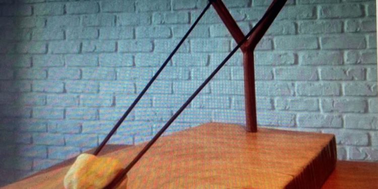 Imagen de la polémica escultura de un tirachinas, que causó revuelo en Sant Antoni.