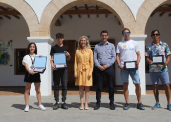 La alcaldesa Carmen Ferrer y el concejal Toni Ramon con los premiados. Ayuntamiento de Santa Eulària.