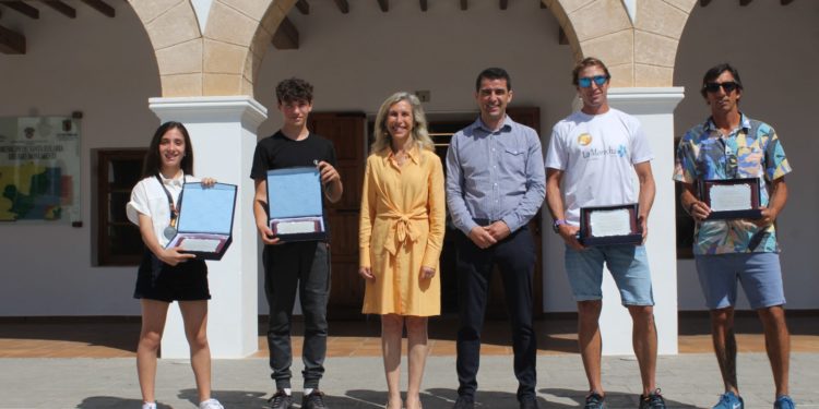 La alcaldesa Carmen Ferrer y el concejal Toni Ramon con los premiados. Ayuntamiento de Santa Eulària.
