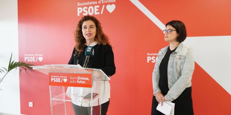 Las socialistas Pilar Costa e Irantzu Fernández en rueda de prensa este viernes. PSOE Ibiza.