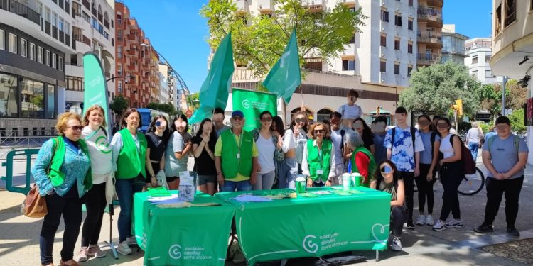 Miembros de la entidad este jueves en Vara de Rey. AECC.