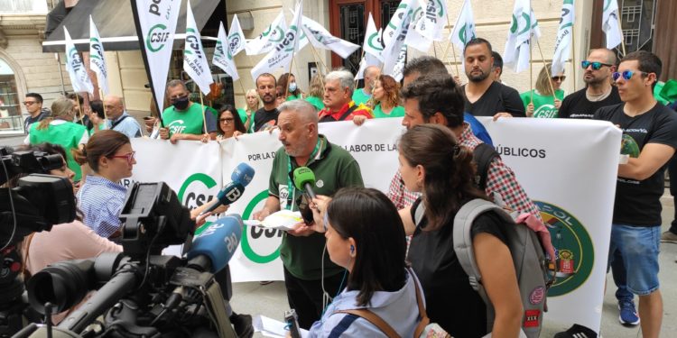 Imagen de archivo de una concentración de funcionarios en Palma. Imagen cedida por la CSIF de las Pitiusas.