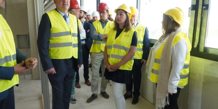 Visita de representants del Govern i del Consell d'Eivissa a les obres de l'Escola d'Hostaleria en el mes de maig. Foto: CAIB.