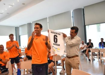 Homenaje a Marc con Juan Marí y otros jugadores.