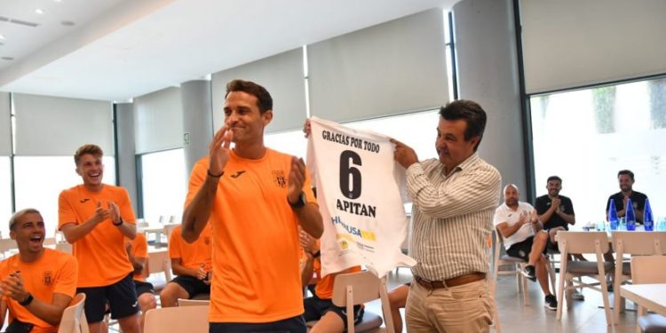 Homenaje a Marc con Juan Marí y otros jugadores.