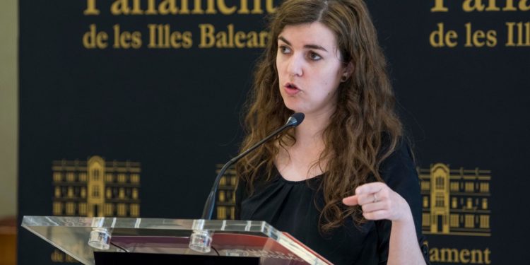 Esperança Sans, portavoz adjunta de los morados en el Parlament, durante la rueda de prensa. Unidas Podemos.
