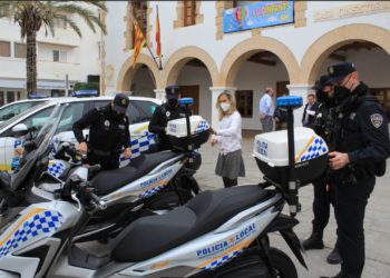 Imagen de archivo de agentes de la Policía Local de Santa Eulària con la alcaldesa Carmen Ferrer.