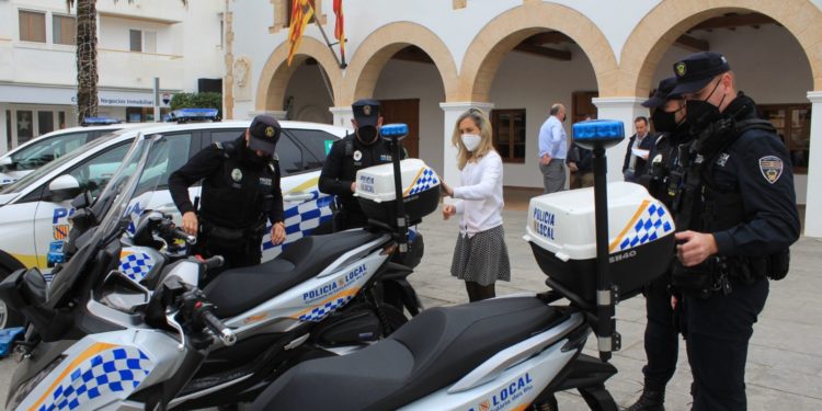 Imagen de archivo de agentes de la Policía Local de Santa Eulària con la alcaldesa Carmen Ferrer.