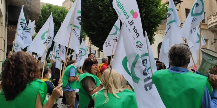 Concentración de funcionarios contra la precariedad laboral. Imagen cedida por CSIF Ibiza y Formentera.