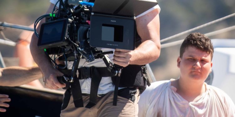 El director de Arte y Fotografía del filme, Adrián Cardona, con Miquel Montoro. Pauxa Films.