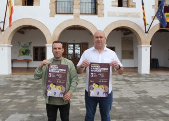 Pedro Curiel, agente de la Unidad de Policía Referente del Ayuntamiento de Santa Eulària; y Juan Carlos Roselló, concejal de Seguridad Ciudadana. Ayuntamiento de Santa Eulària.
