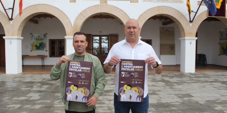 Pedro Curiel, agente de la Unidad de Policía Referente del Ayuntamiento de Santa Eulària; y Juan Carlos Roselló, concejal de Seguridad Ciudadana. Ayuntamiento de Santa Eulària.