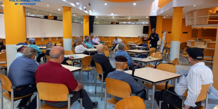 Imagen de la charla en Hogar Ibiza. Policía Nacional.