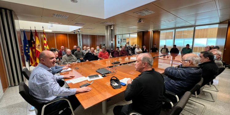 El president del Consell d'Eivissa, Vicent Marí, i el director insular de Medi Rural i Marí, Joan Marí, varen reunir-se amb representants de l'Associació de Criadors des Ca Eivissenc d'Eivissa i Formentera. CIE.