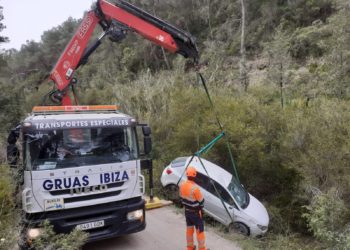Rescate del vehículo accidentado la semana pasada en Torrent des Cirer (Sant Josep).
