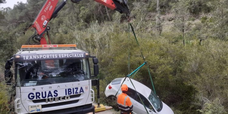 Rescate del vehículo accidentado la semana pasada en Torrent des Cirer (Sant Josep).