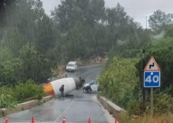 Hormigonera volcada. Autoría: Tufotodeibiza.