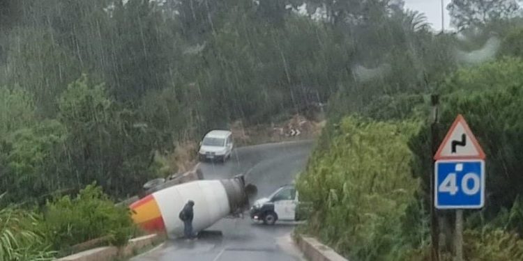 Hormigonera volcada. Autoría: Tufotodeibiza.