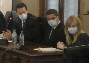 El abogado del británico, el hombre acusado y su intérprete