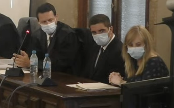 El abogado del británico, el hombre acusado y su intérprete