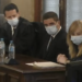 El abogado del británico, el hombre acusado y su intérprete