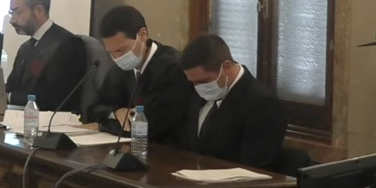 El acusado, cabizbajo durante la declaración de una testigo durante el juicio estos días.