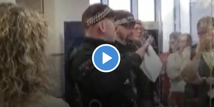 Policías leyendo un comunicado de las cancelaciones de TUI a los viajeros en el aeropuerto de Manchester en una imagen recogida por Skynews.