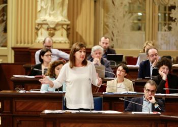 Francina Armengol en una sesión del Parlament.