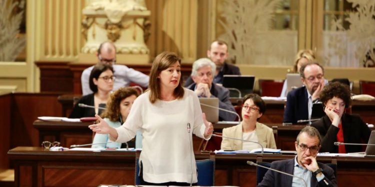 Francina Armengol en una sesión del Parlament.