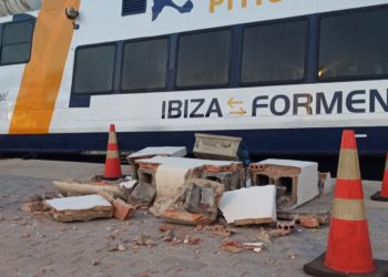 La toma de agua y luz quedó destrozada a consecuencia del impacto. Foto V. R. Noudiari